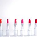 Lipstick vs Lip Gloss: What’s Best for the UK Beauty Scene?