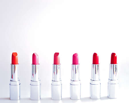 Lipstick vs Lip Gloss: What’s Best for the UK Beauty Scene?