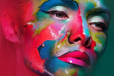 Party-Proof Makeup: Keeping Your Look Flawless All Night at British Events